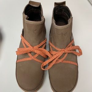 Chaco size 8 tan booties